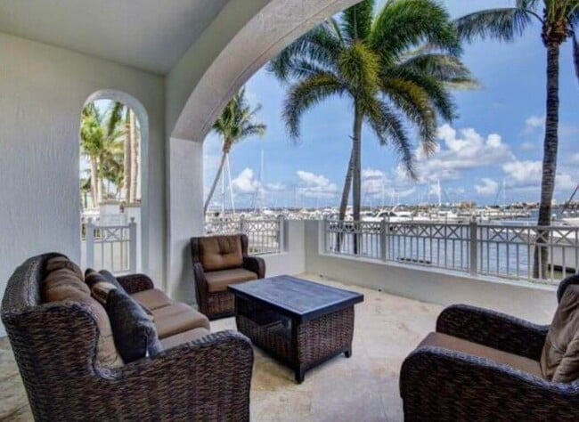 Building Photo - 804 E Windward Way