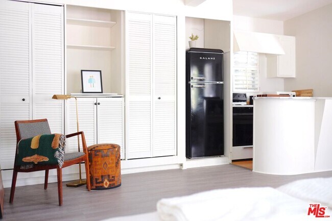 Building Photo - 8998 Lloyd Pl