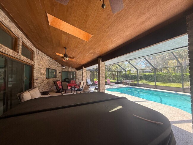 Building Photo - Beautiful 3 bedroom 2.5 bathroom pool home