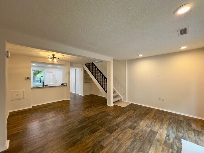 Building Photo - Charming 2 Bedroom/1.5 Bathroom End-Row To...