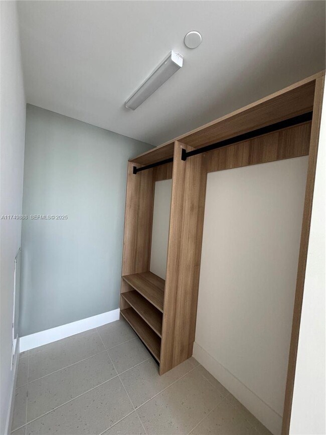 Building Photo - 601 NE 1st Ave