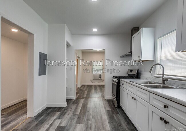 Building Photo - 611 Rochambeau St