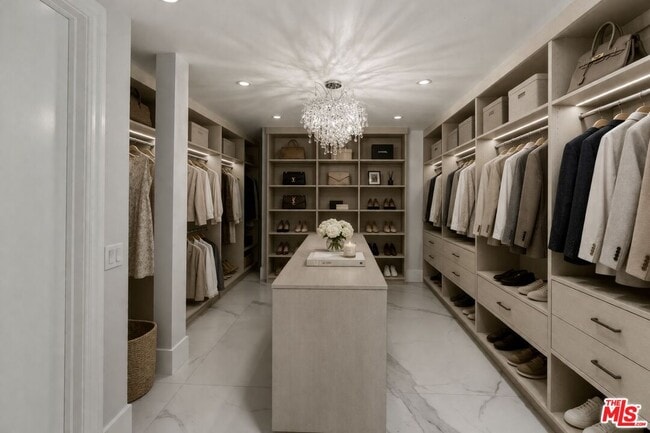 Building Photo - 801 Alta Dr