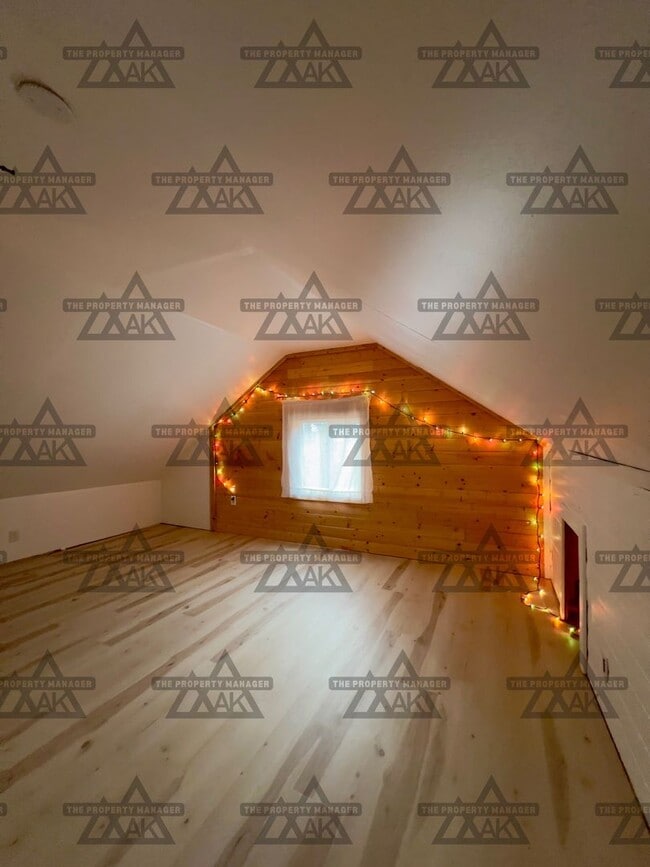 Building Photo - Cozy 1-Bedroom Loft Home with Office & Covered Deck/Sorry no pets