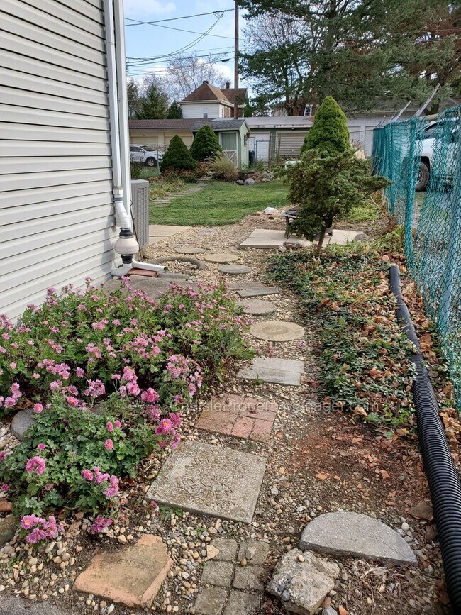 Building Photo - Pet Friendly 3 beds, 1.5 bath, central A/C, off-street parking, basement with included laundry, a...