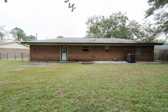Building Photo - 174 Sequoia Cir