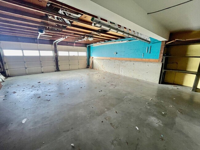 Building Photo - Sprawling 5bd/3bath Split-Level Home | Sto...