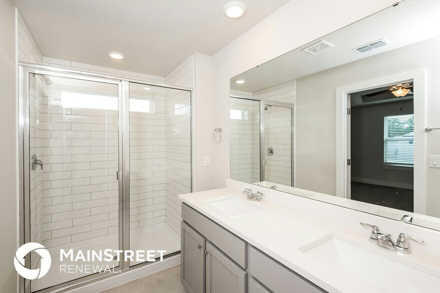 Building Photo - 816 E Voorhis Ave