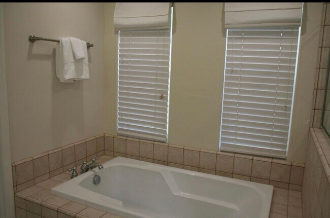 Building Photo - Beautiful 4 Bedroom 3 Bathroom House Atasc...