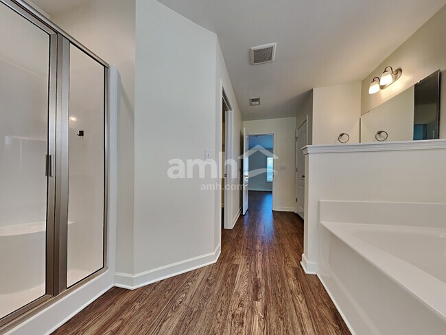 Building Photo - 532 Lateleaf Dr