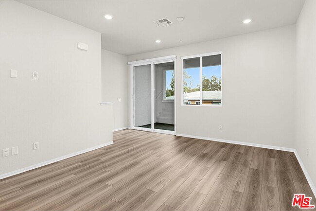Building Photo - 220 Lockhart Wy