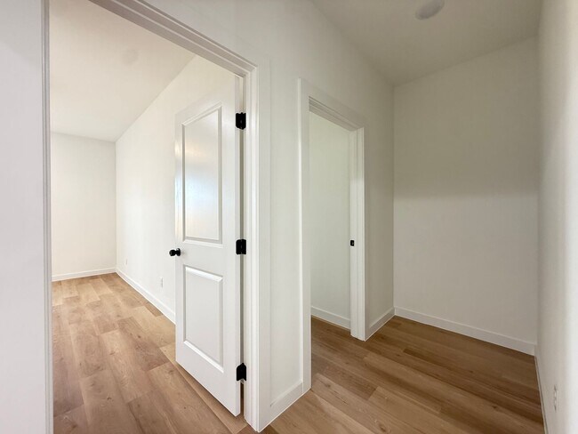 Building Photo - Brand New Stunning Town-Home!