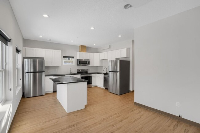 Building Photo - Spacious Brand New 8 Bed + 4 Bath near U of M!