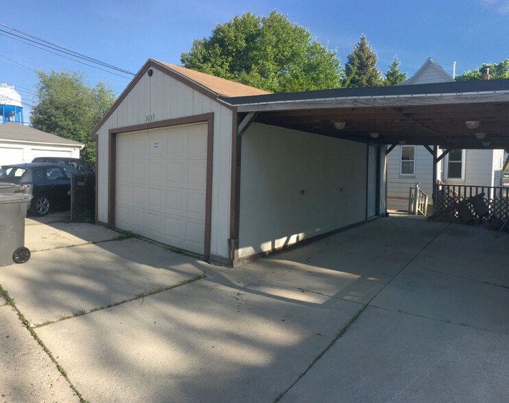 Garage space. - 3633 E Carpenter Ave