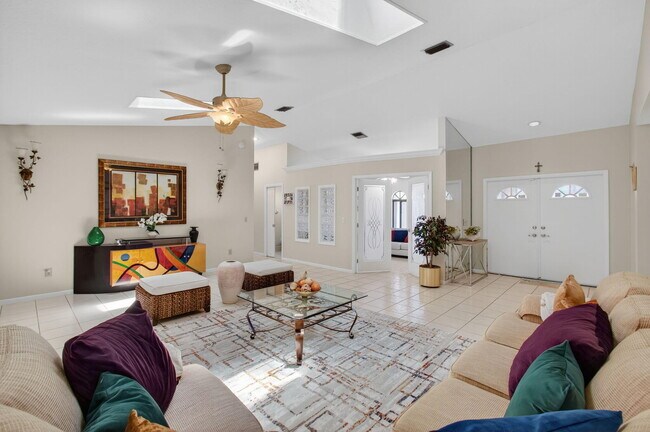 Building Photo - 2925 Riviera Dr