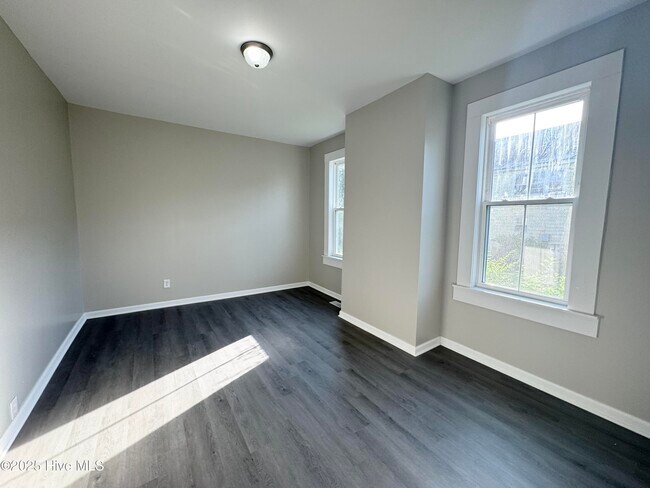 Building Photo - 213 E Gale St