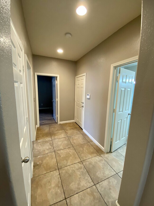 Building Photo - 1001 La Paloma St