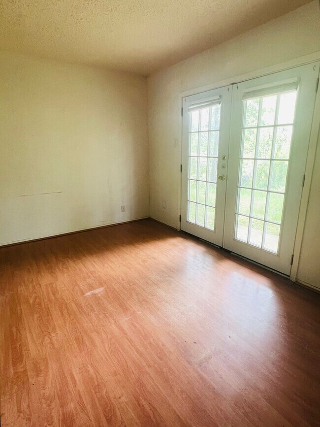 Building Photo - Affordable Comfort 3 Bedroom with 1.5 Bath Home