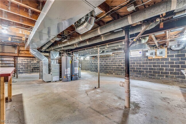 Building Photo - 494 E 222nd St