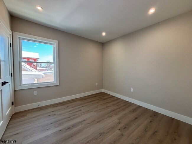 Building Photo - 136 Elm St