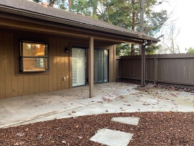 Building Photo - Spacious Bullard Area condo, recently upda...