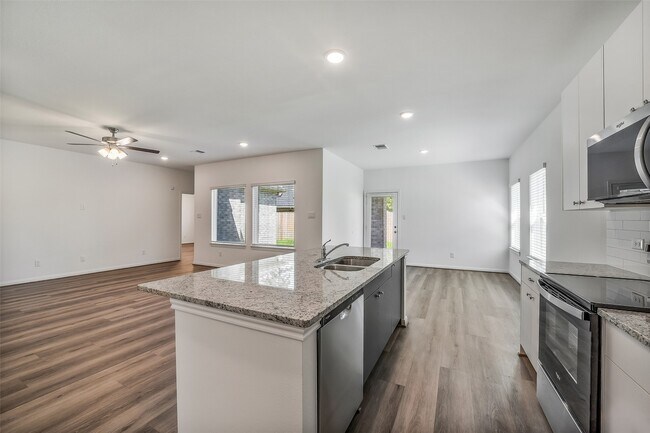 Building Photo - 11955 Pondwood Dr
