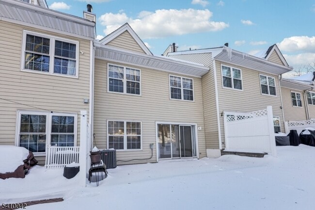 Building Photo - 1075 Ash Dr