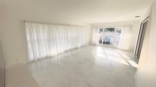 Building Photo - 751 Hollywood Blvd