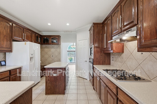 Building Photo - 2115 Lexington Dr