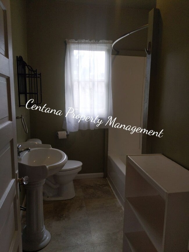 Building Photo - 2 Bedroom 1 Bath walking distance to Montana Tech