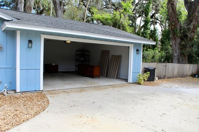 Building Photo - Port Orange Charming 5-Bedroom, 2-Bathroom...