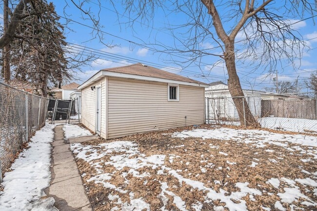 Building Photo - 1702 N Meade Ave