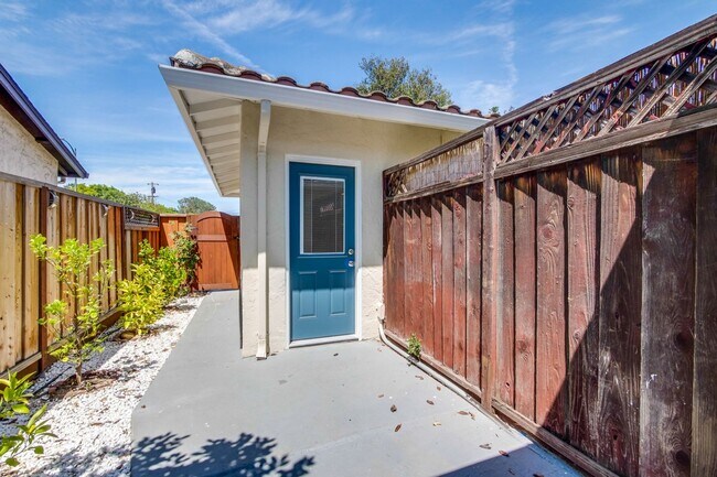 Building Photo - Amazing Studio Unit of a Triplex in Sunnyvale