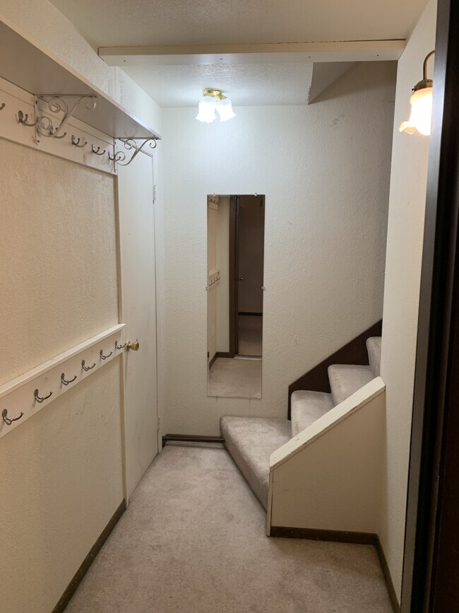 Building Photo - Rambling apartment B