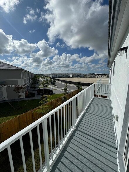 Building Photo - 724 SE 13th St Cir