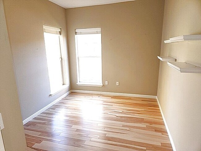 Building Photo - Perfectly Located Canyon Creek Condo - Attached Garage