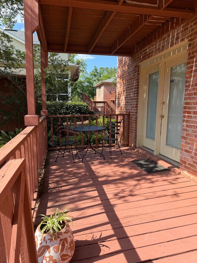Building Photo - Large Studio Condo Downtown Walking Distance to the Florida State Capitol