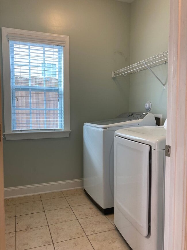 Building Photo - Immaculate 5 Bedrooms, 3.5 Bath Home Located Minutes from Shopping- Easy Commute to Sanford, Ft. ...