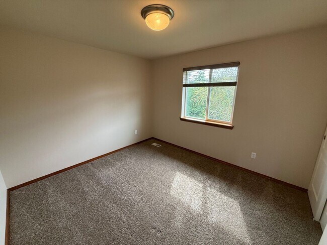 Building Photo - Beautiful 4 Bedroom in the Hidden Lake Community!