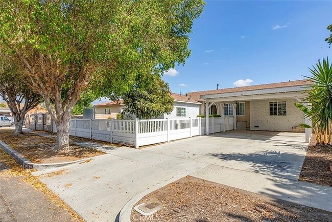 Building Photo - Lovely home nestled in the picturesque cit...