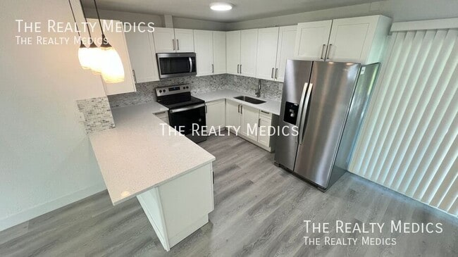 Building Photo - 2530 N Palm Dr