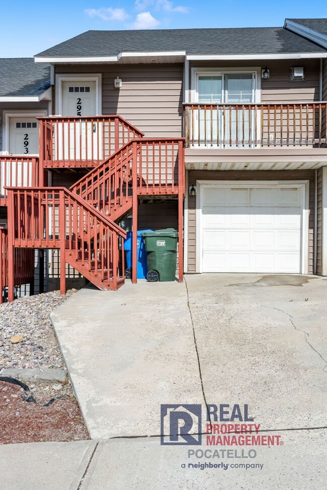 Building Photo - 3 bedroom 2 Bath Townhouse - 1 Car Garage