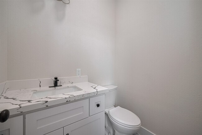 Building Photo - 2206 Hoskins Dr