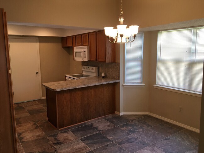 Building Photo - 3 Bed/2 Bath Home with Additional Space -- Available After August 10, 2026