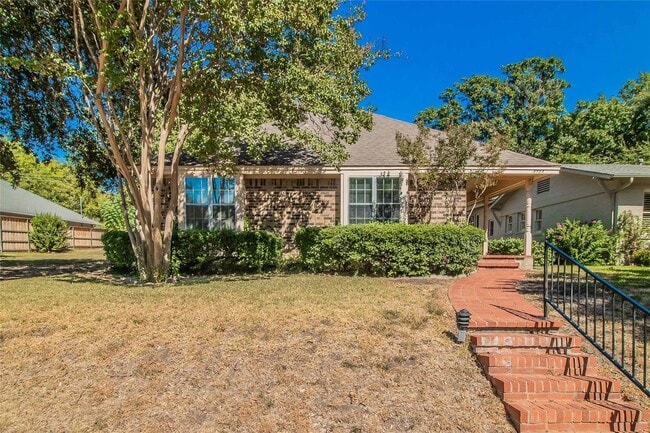 Building Photo - Amazing 2 Bed, 1.5 Bath- Half of Duplex Av...
