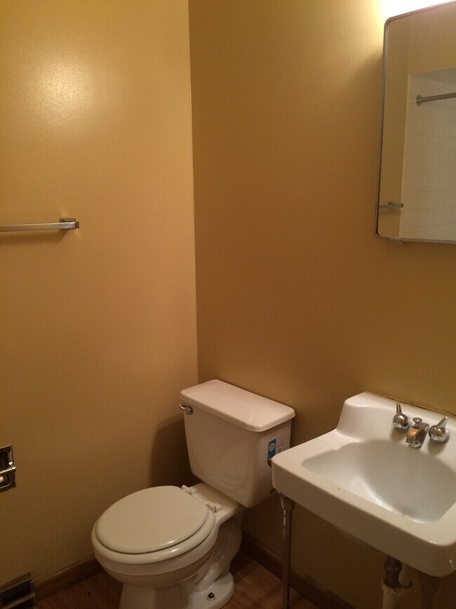 Building Photo - COZY EFFICIENCY LOCATED NEAR DOWNTOWN SIOUX FALLS! CALL TODAY FOR A SHOWING!