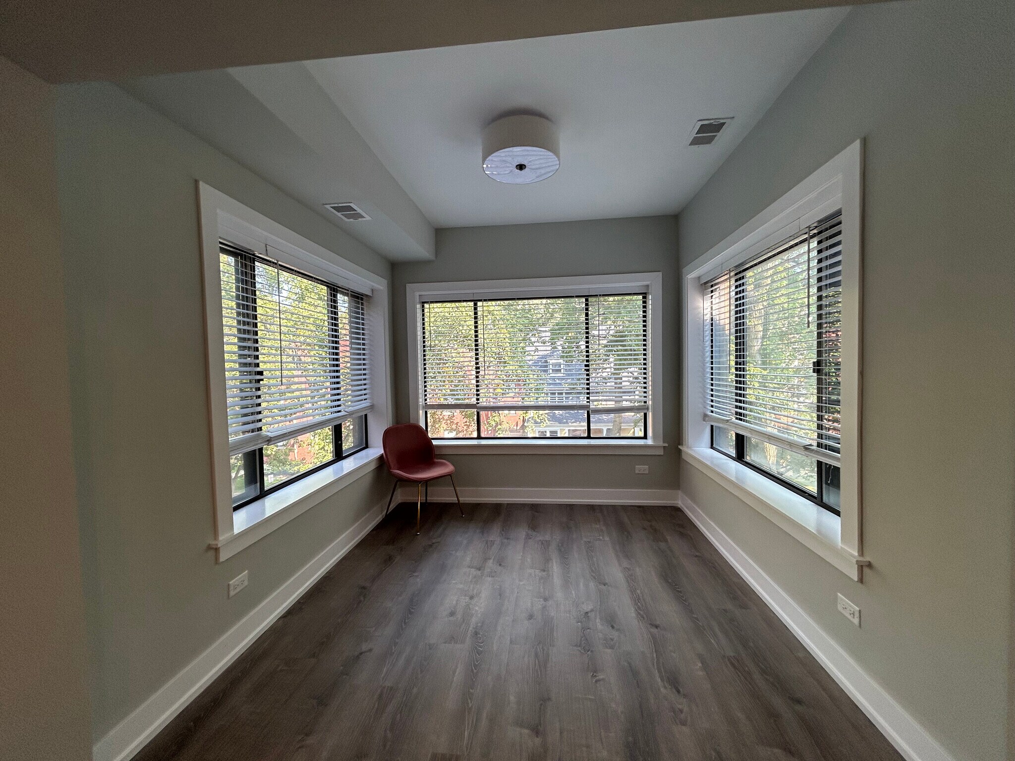 Building Photo - 1000 Crain St