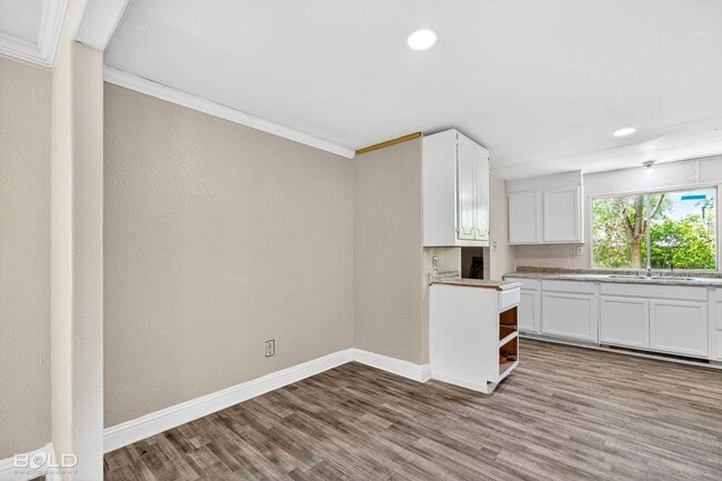 Building Photo - 4321 Ridgeway Ave