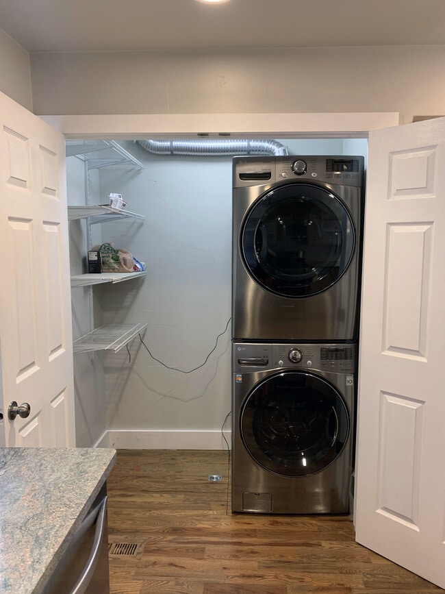 Building Photo - 1938 Newland Ct