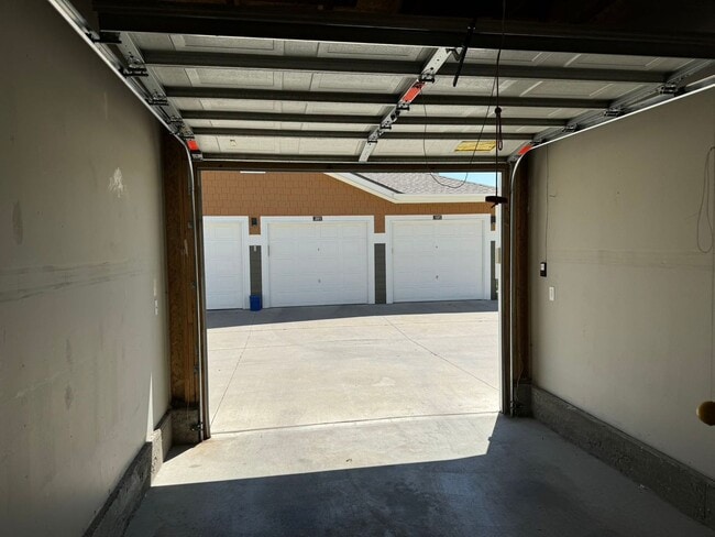 Building Photo - Fantastic 2 bedroom Condo Avail NOW